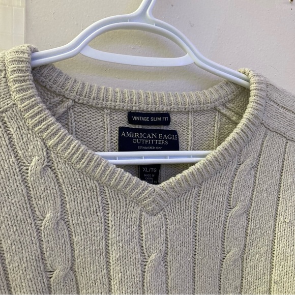 American Eagle Vintage Slim Fit cable knit v-neck sweater in off-white - Picture 2 of 7